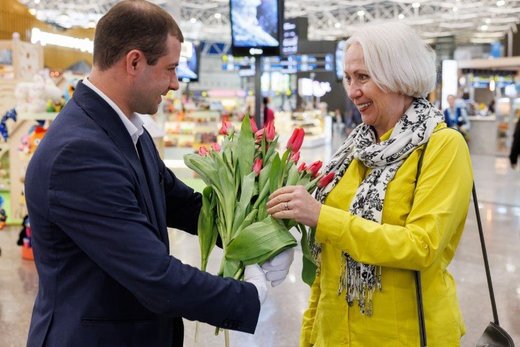 Женщина и мужчина с цветами