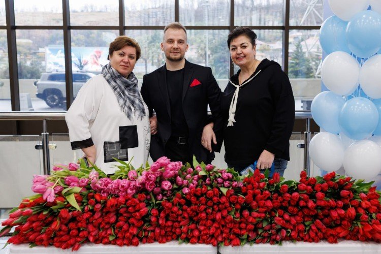 Мужчина и женщина с цветами