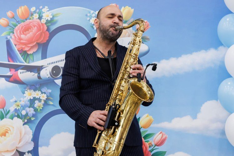 Мужчина играет на саксофоне