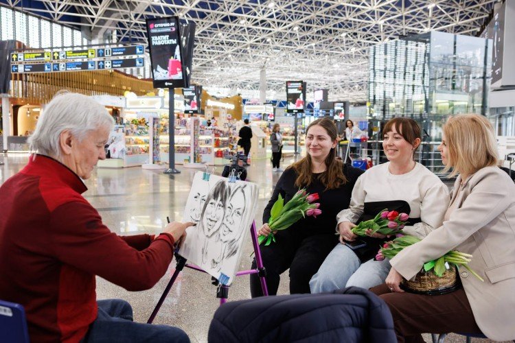 Художник рисует женщин