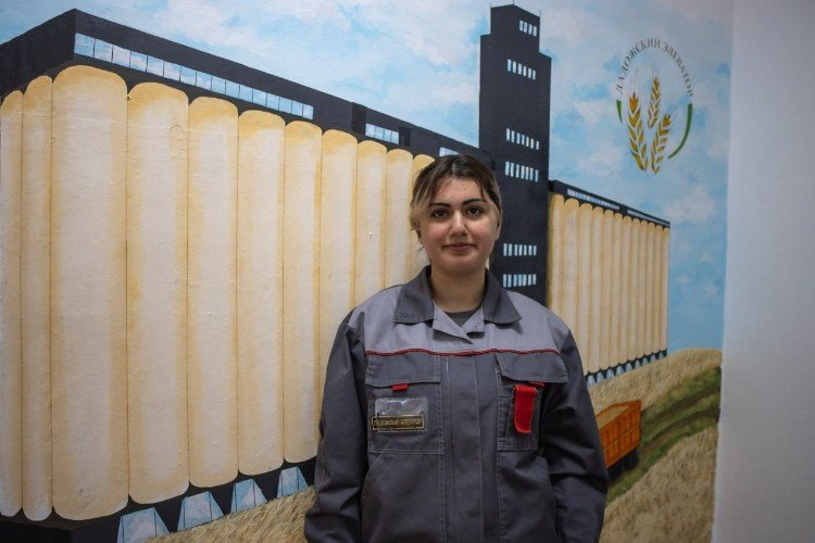 Елена Хурдушян на фоне своей картины