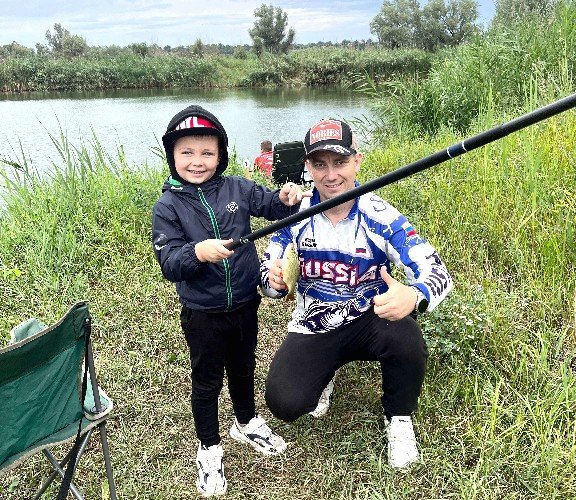 Юный рыбак с папой на озере Копытце
