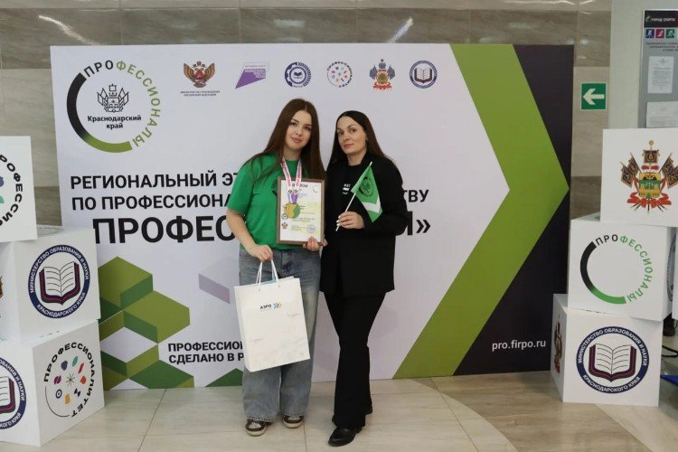 Девушка и её наставник с дипломом и подарками