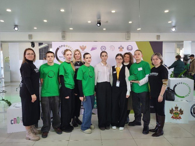 Группа людей, студенты с наставниками