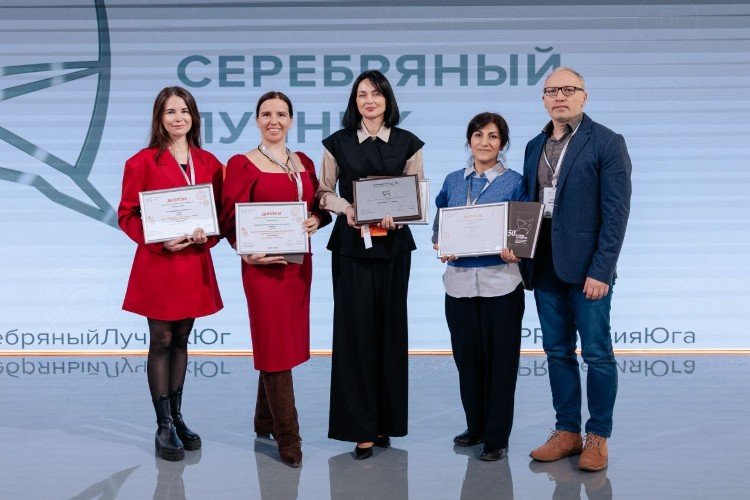 Люди с дипломами в руках