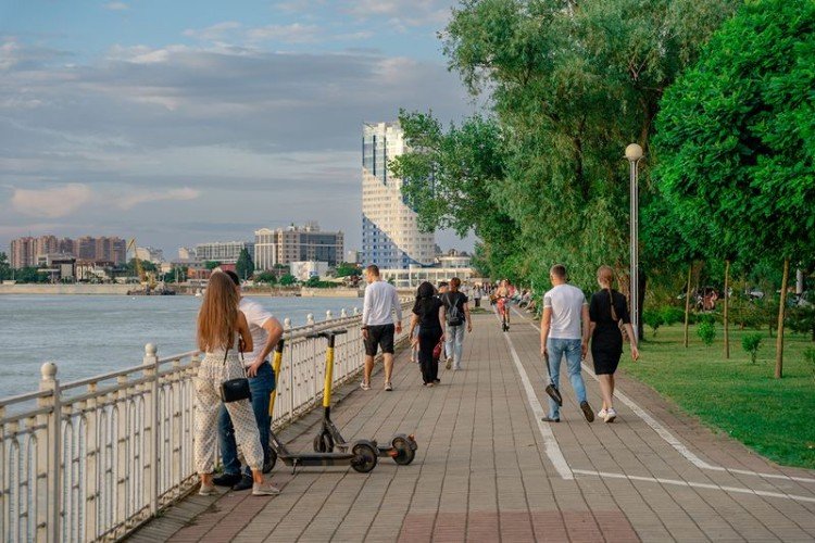 Набережная с людьми