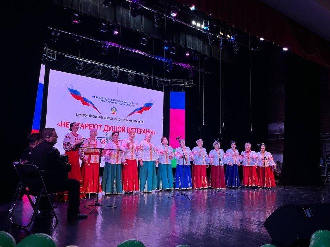 Участники на сцене