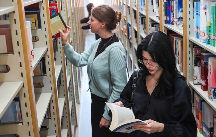 Девушки в библиотеке