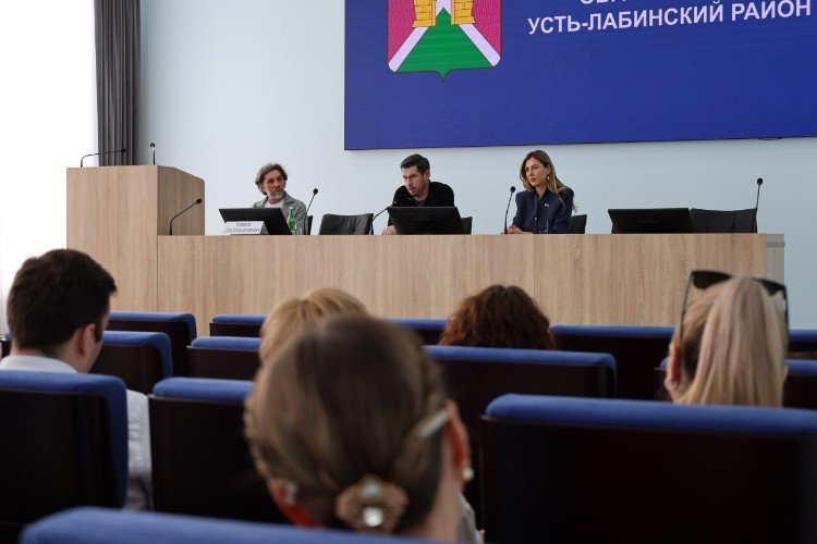 Алексей Темников, Станислав Гайнюченко, Галина Ратникова на трибуне