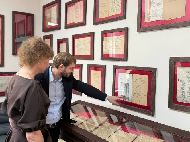 Директор элеватора Роман Румбешт и его детище - «Уголок памяти»