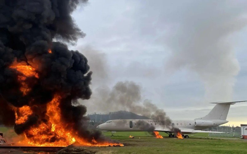 Самолёт и поле в огне