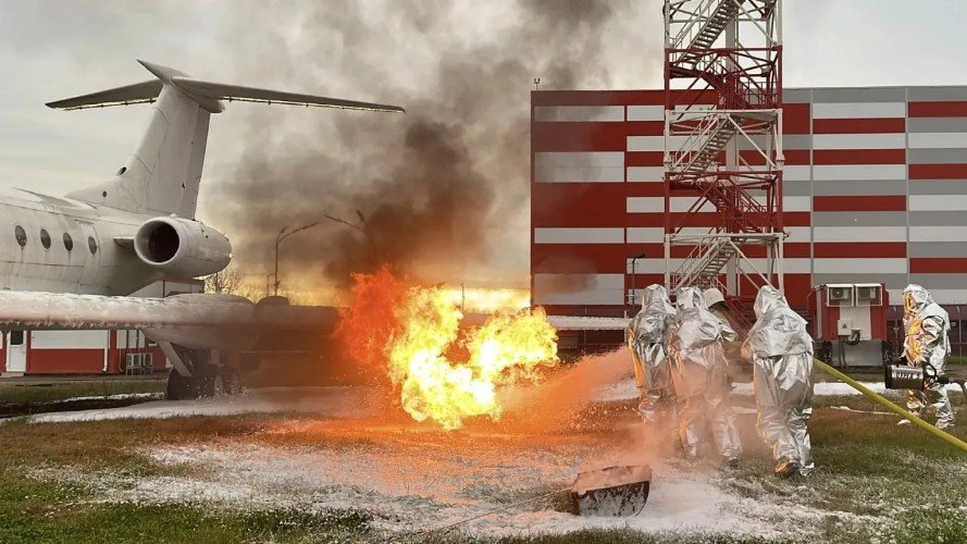 Самолёт на полигоне и люди