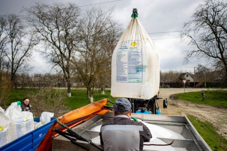 Подкормка едет на поля