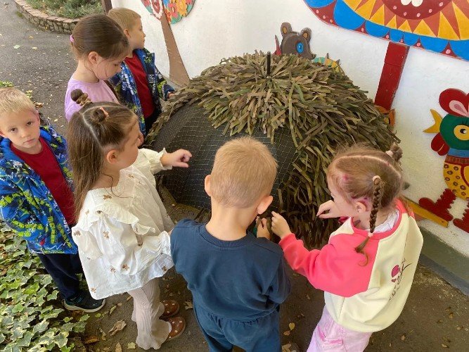 Плетение летней маскировки в детском саду