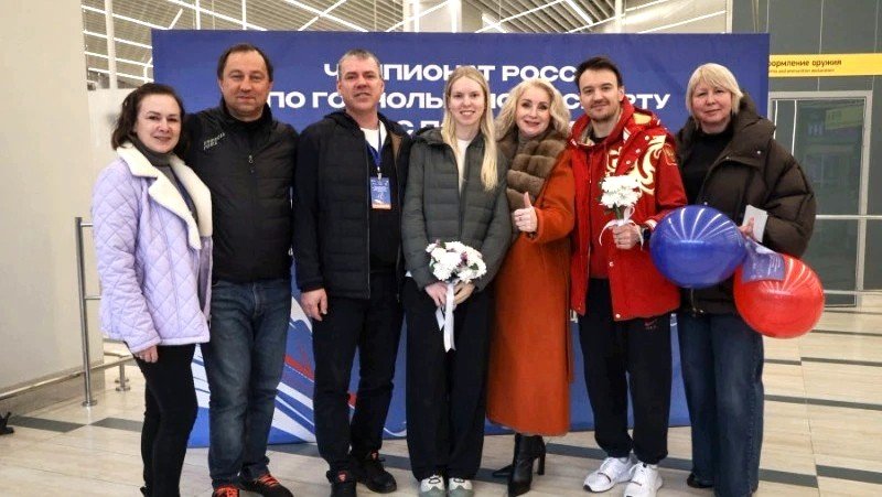 Варвара Ворончихина (в центре) в аэропорту Южно-Сахалинска