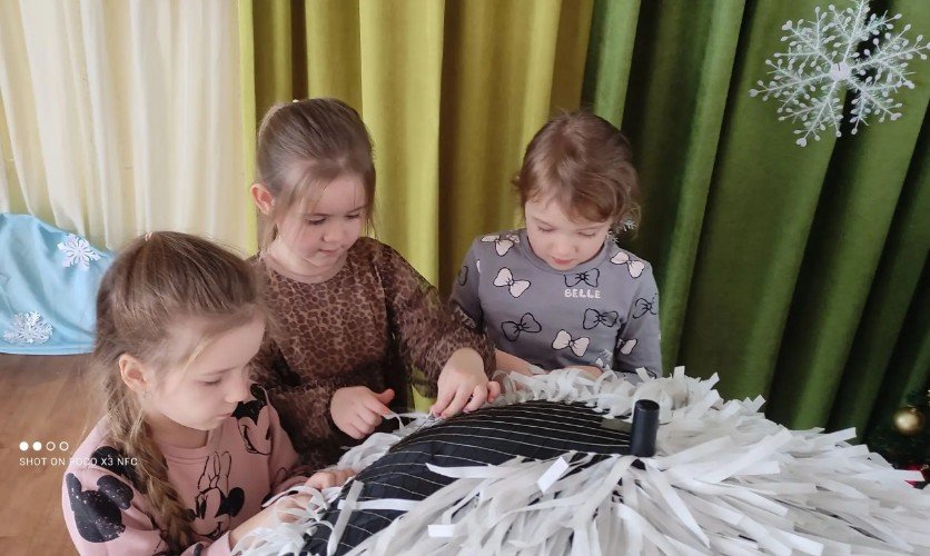 Плетение зимней маскировки в детском саду