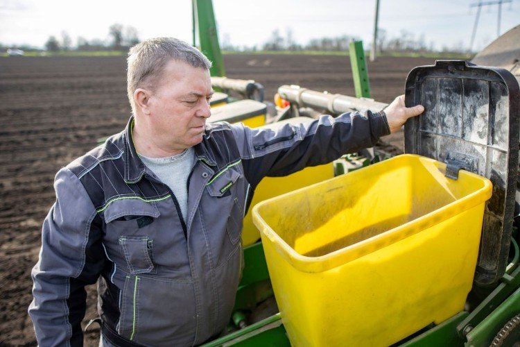 Агроном в поле