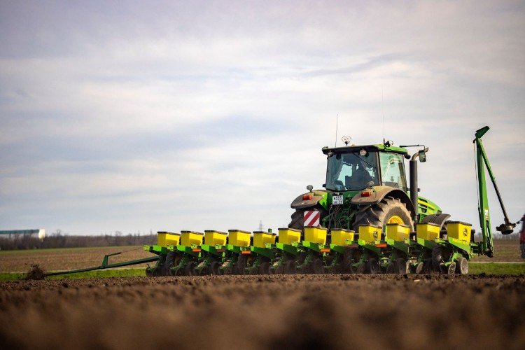 Трактор в поле