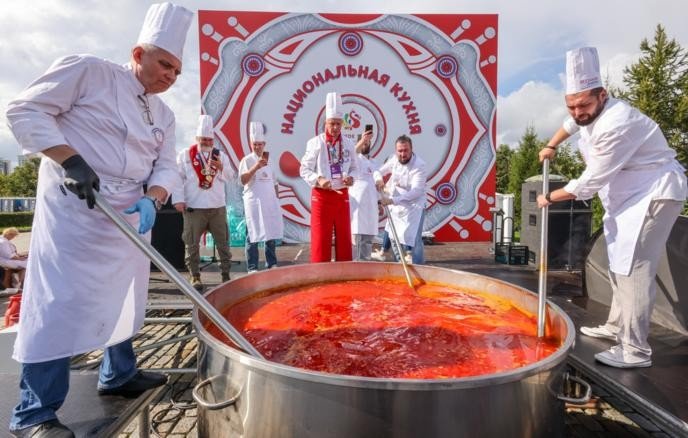 Повара варят борщ в большой кастрюле