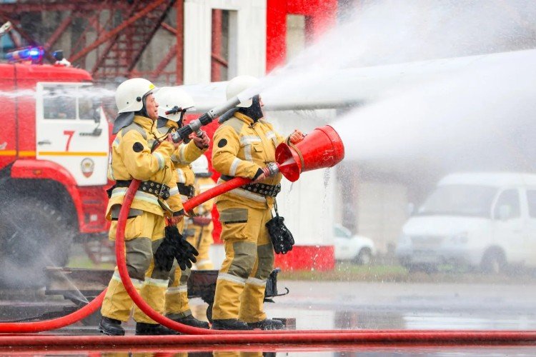 Пожарные тушат возгорание