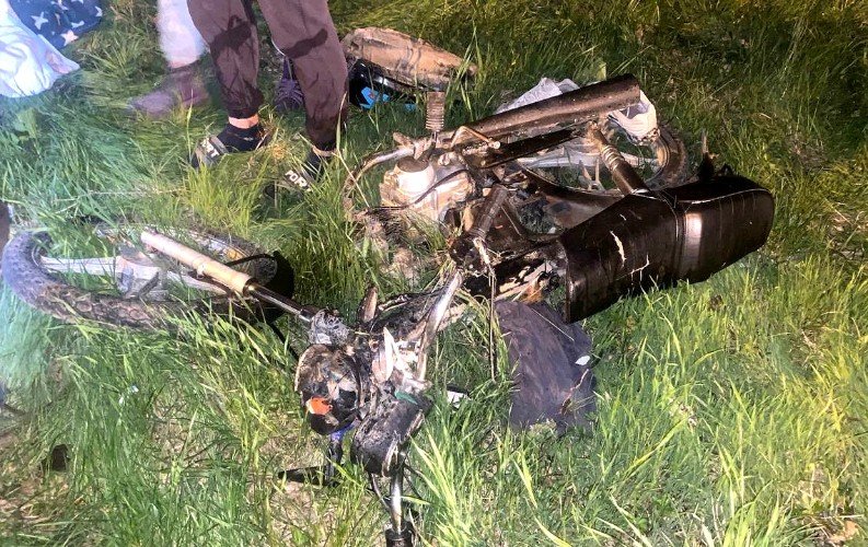 Разбитый питбайк на траве