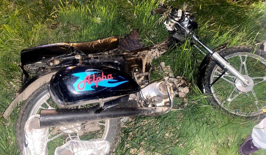 Разбитый мопед на траве