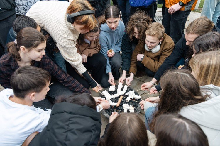 Лицеисты жарят сосиски и маршмеллоу на углях