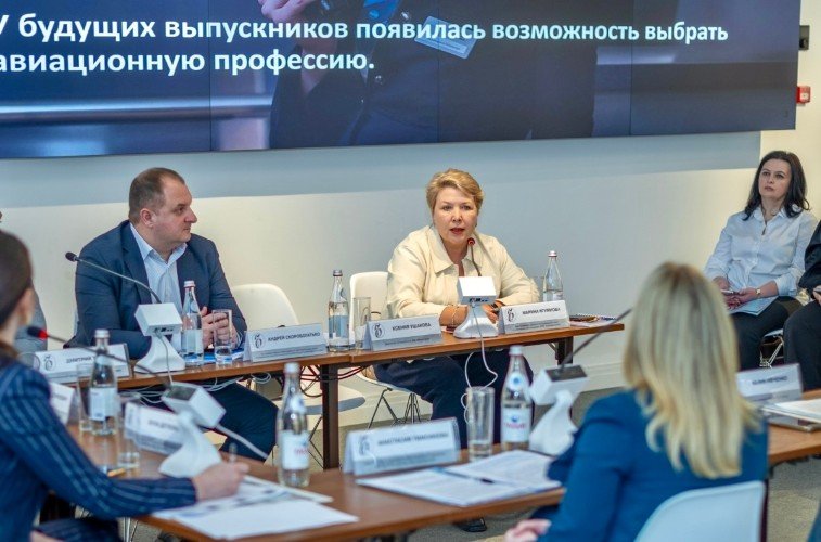 Люди за столом