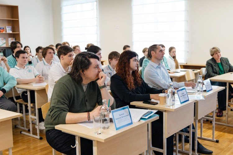 Директор лицея Максим Бычков и экспертная комиссия