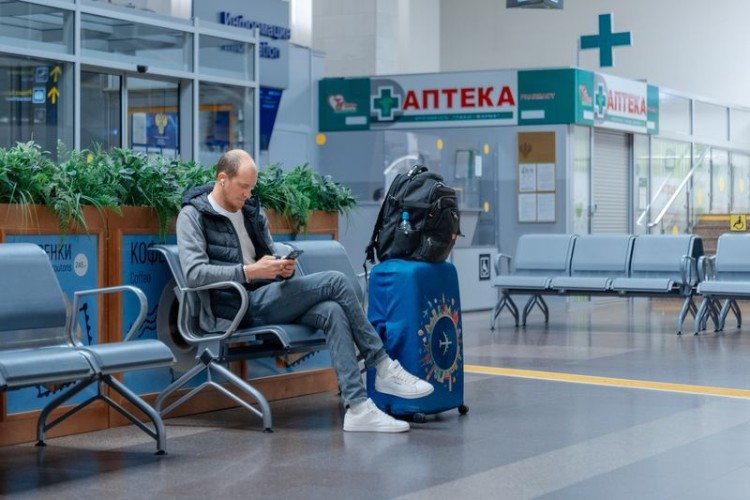 Мужчина в аэропорту