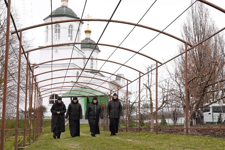 Насельницы Архиерейского подворья в Новосёловке