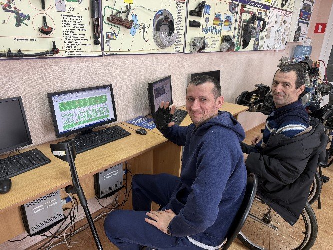 Двое мужчин за компьютерами