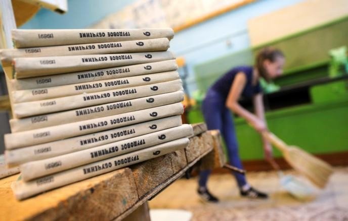 Учебники и девочка с веником