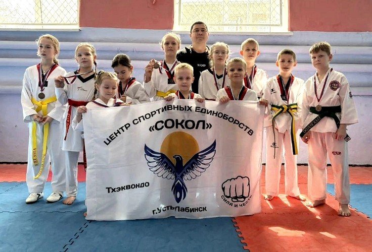 Юные спортсмены с тренером