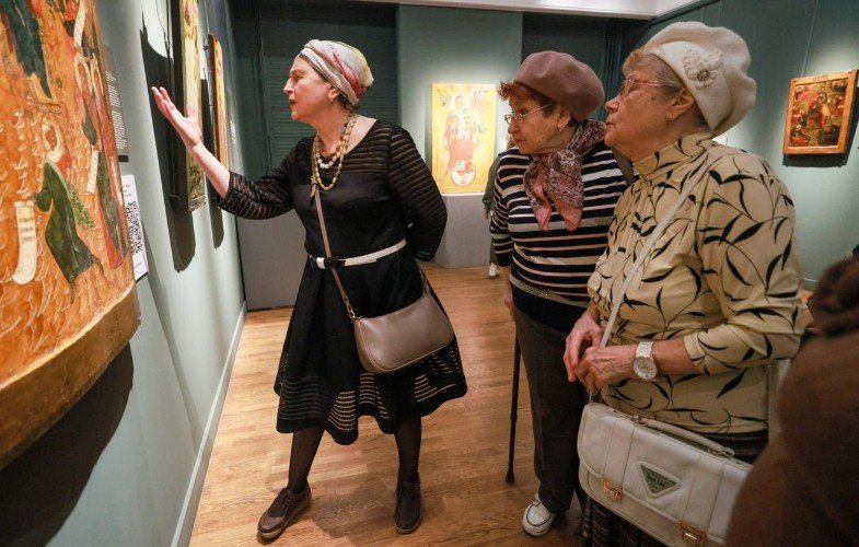 Пенсионеры в картинной галерее