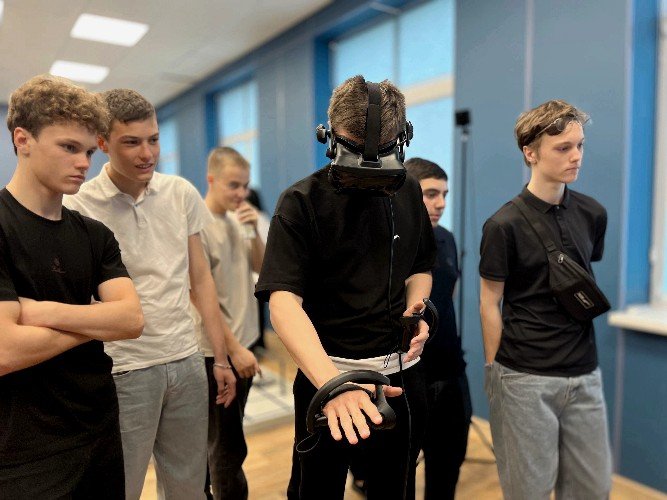 Юноша в очках виртуальной реальности