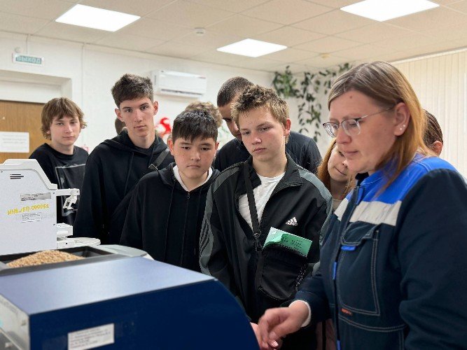 Экскурсия школьников на Ладожском элеваторе