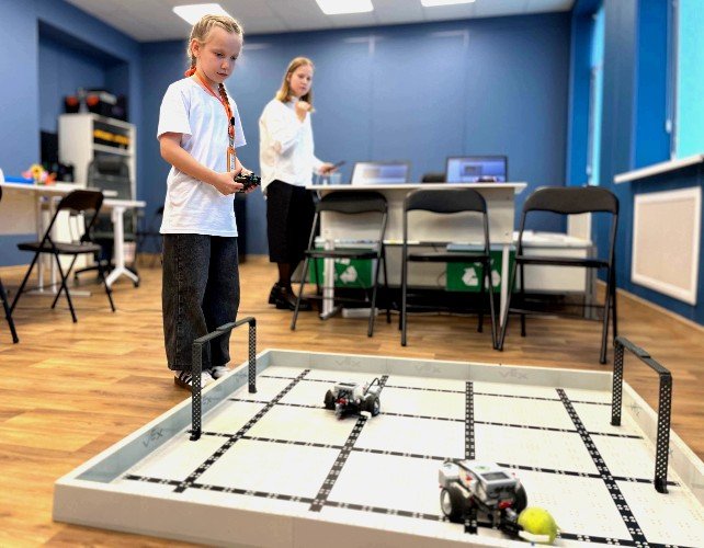 Дети играют в робофутбол