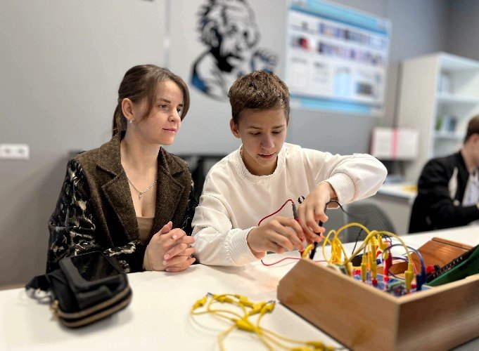 Школьники с приборами