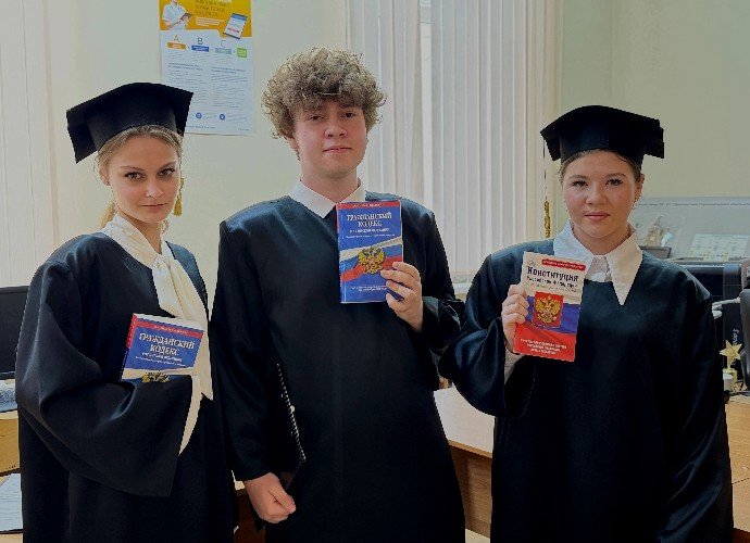 Школьники в одежде судей