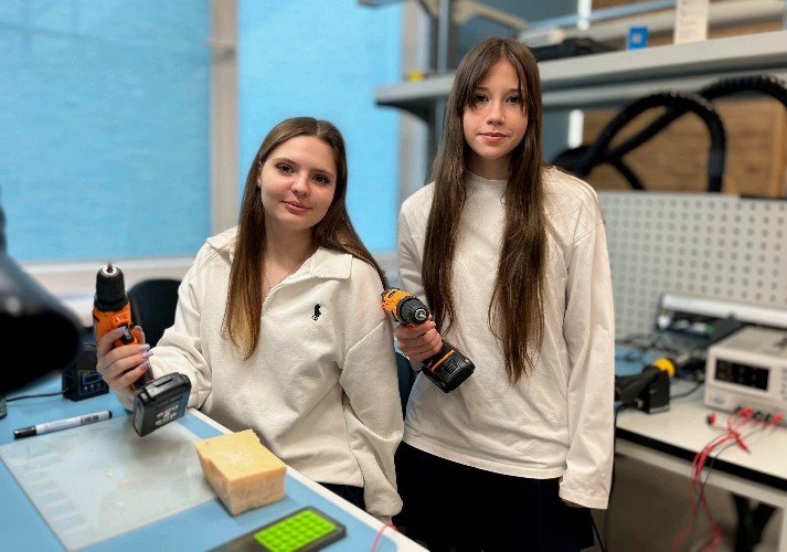 Школьницы с шуруповёртами в руках