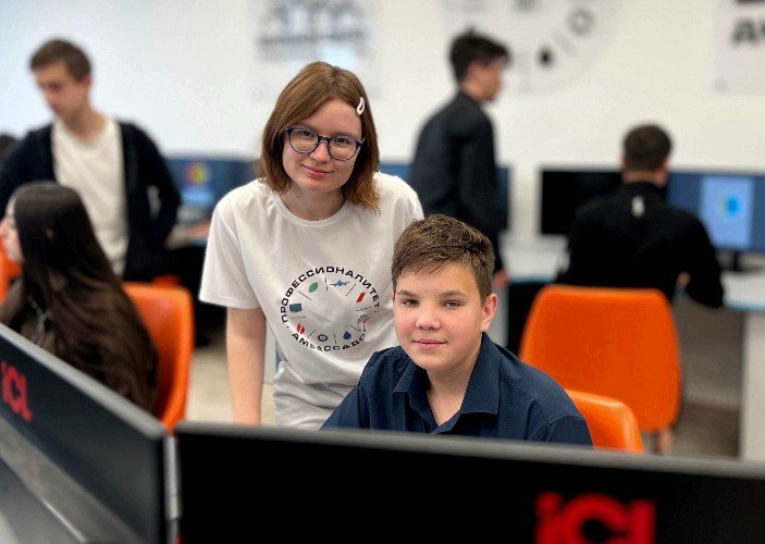 Амбассадор «Профессионалитета» и школьник за компьютером