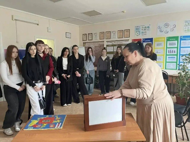 Елена Скрынникова и школьники