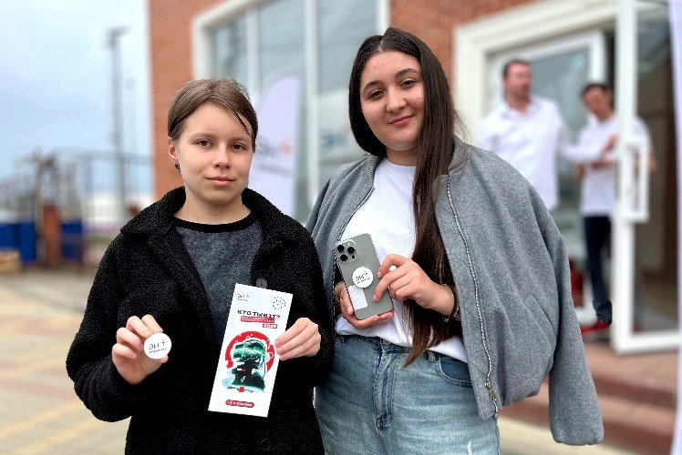 Школьницы со значками ЭН+