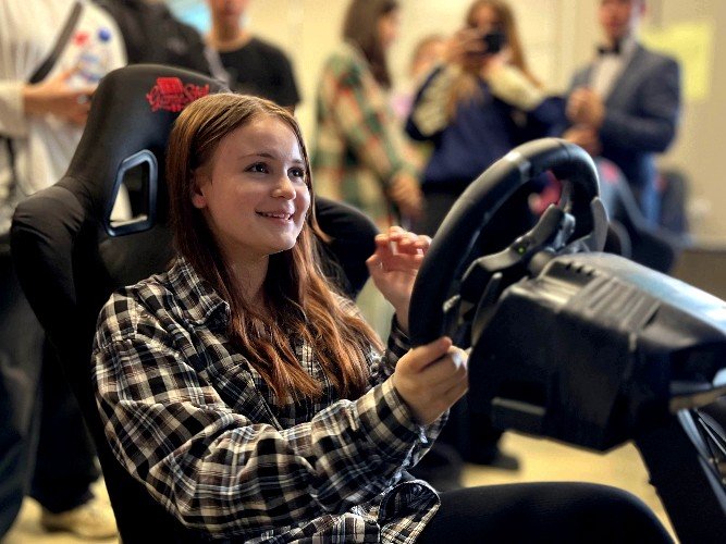 Школьница за рулём автотренажёра