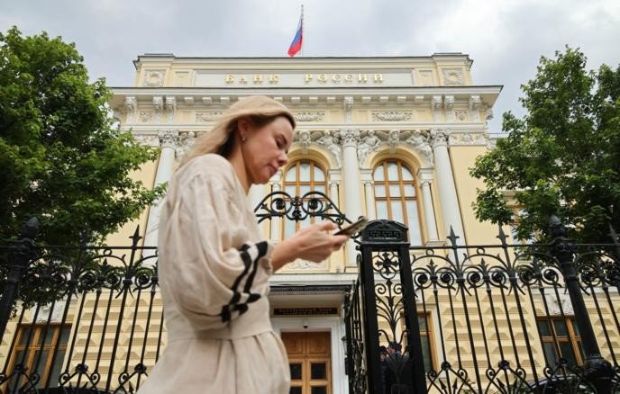 Девушка на фоне Банка России