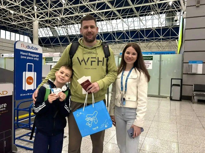 Три человека в аэропорту