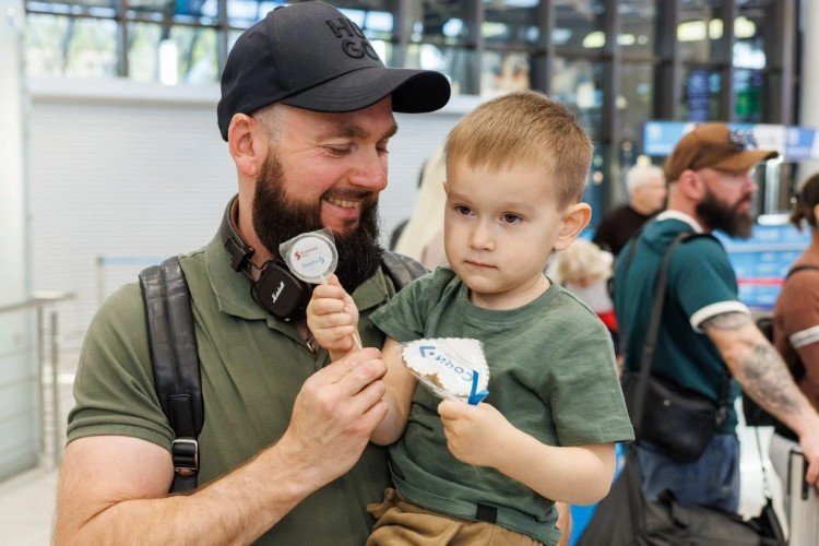 Мужчина с ребёнком на руках