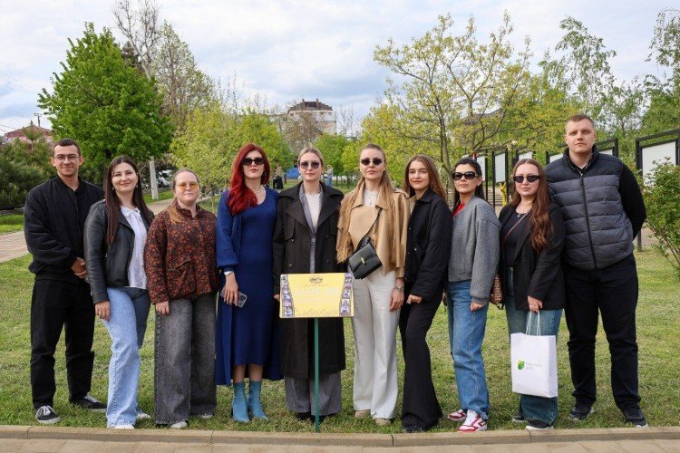 Участники мероприятия у новых табличек в сквере