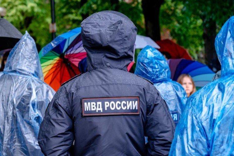 Спины людей